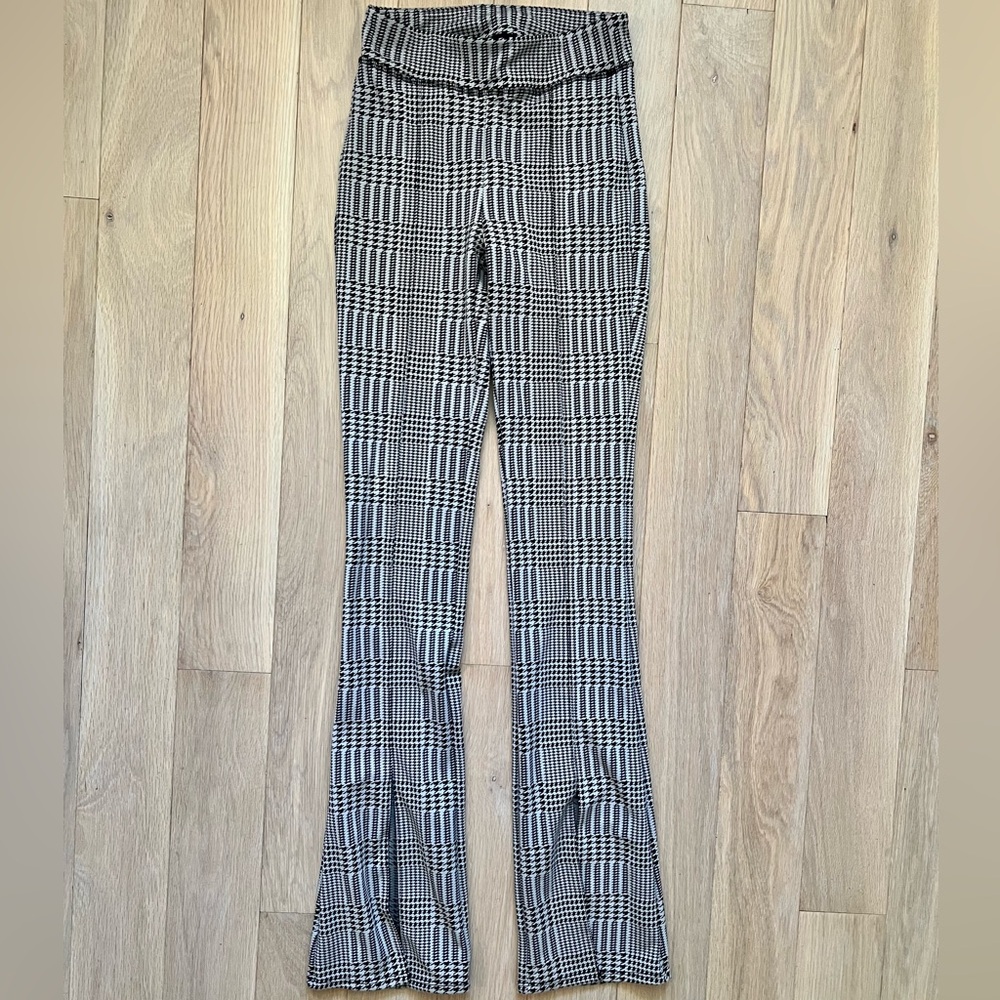 Alo High-Rise Houndstooth Flare Pants - Gray & White
